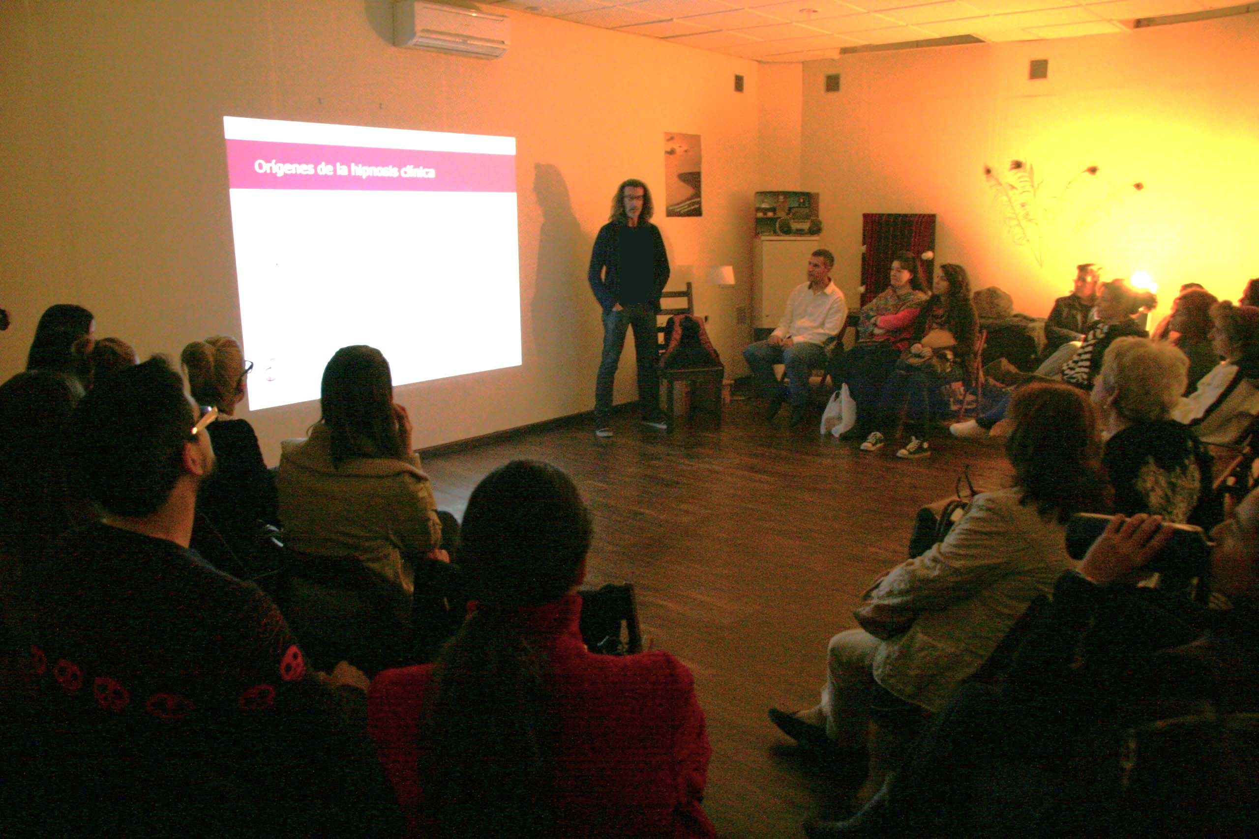 IMG_4406-scaledddxxxd copia Impartiendo una conferencia sobre hipnosis.