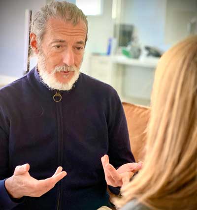 La hipnosis en Hipnosis Madrid, tienen un precio de 100€ y tienen una duración aproximada de una hora y media o dos horas.
