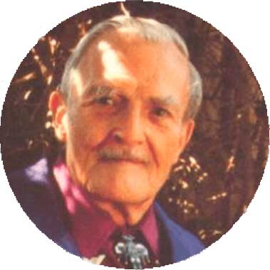 Milton Erickson Maestro de la hipnoterapia en el jardín de su casa, en la foto, tiene cerca de 80 años.